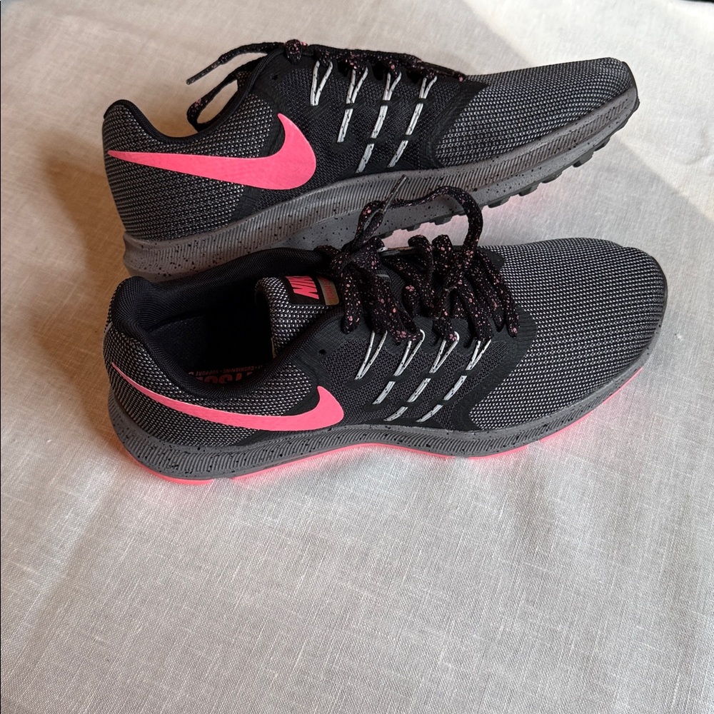 Nike Women's Black and Pink Sneakers